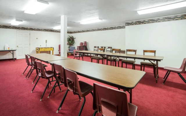 photo 3 of Super 8 Whitehall