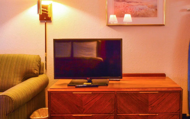 photo 3 of Econo Lodge Willowbrook