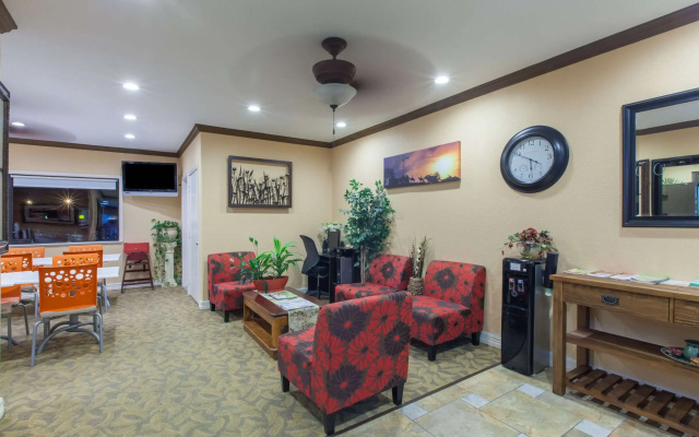 photo 2 of Platinum Inn & Suites Willowbrook Houston