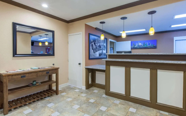 photo 4 of Platinum Inn & Suites Willowbrook Houston