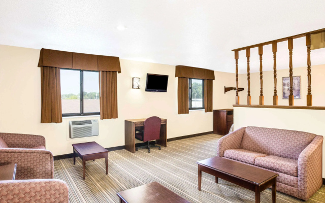 photo 4 of Coastal Inn & Suites - Wilmington, NC
