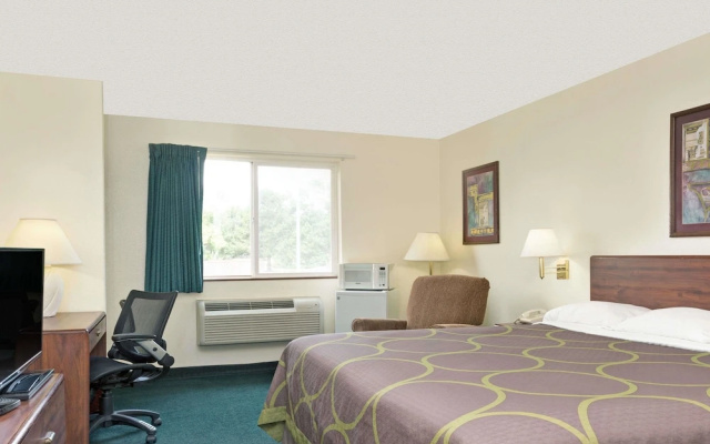 photo 2 of Super 8 Windsor