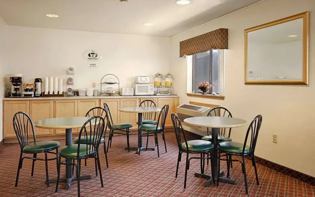 photo 4 of Super 8 York