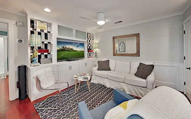 photo 2 of Super-chic Riverside - 2 Blocks From Water 1 Bedroom Condo
