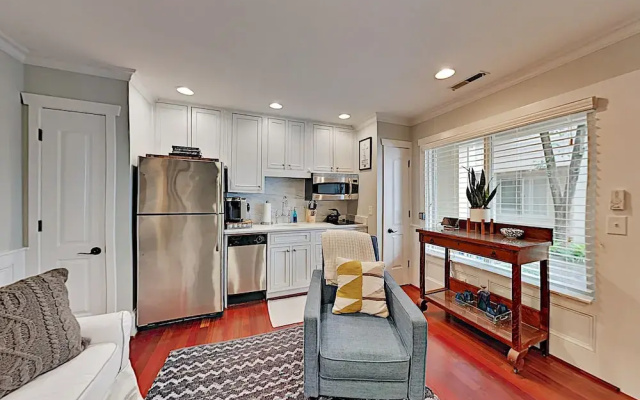 photo 3 of Super-chic Riverside - 2 Blocks From Water 1 Bedroom Condo