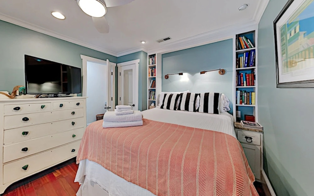 photo 4 of Super-chic Riverside - 2 Blocks From Water 1 Bedroom Condo