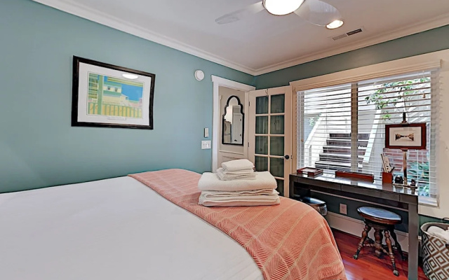 photo 5 of Super-chic Riverside - 2 Blocks From Water 1 Bedroom Condo