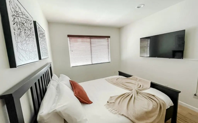photo 3 of Supreme 2BD/3BA Condo - Los Angeles