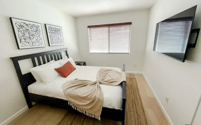 photo 4 of Supreme 2BD/3BA Condo - Los Angeles