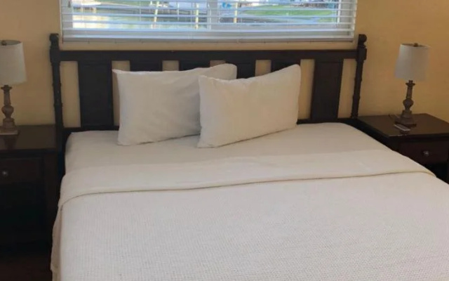 photo 4 of Surf n Sand Motel