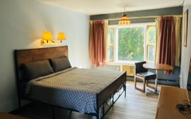 photo 4 of Capital O Swan Inn Comstock Park