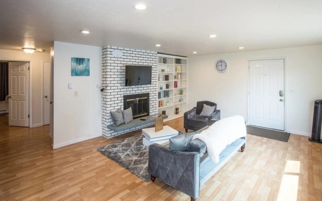 photo 5 of Sweet Seattle Retreat 3 Apts 7 Bd Sleeps 20!