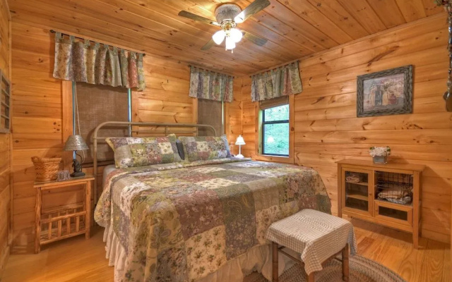 photo 4 of Sweetwater Escape Cozy Cabin a Fightingtown Access
