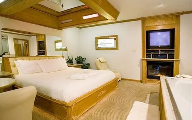 photo 2 of Sybaris Pool Suites