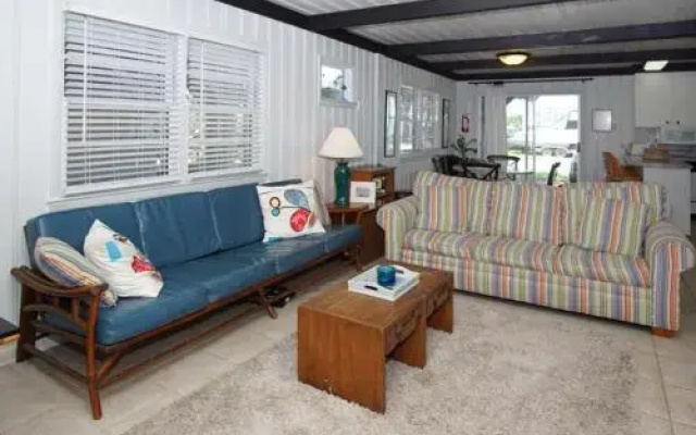 photo 5 of Tahiti by RedAwning
