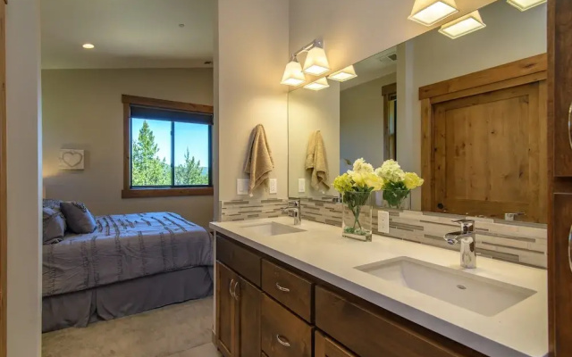 photo 2 of Tahoe Donner Home 4 Bedrooms 2.5 Bathrooms Home
