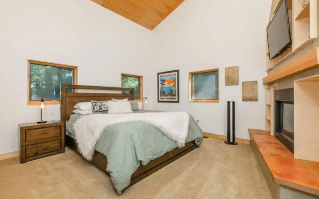 photo 2 of Tahoe Donner Luxury 4BR+2 lofts, Hot tub 3100 sqft