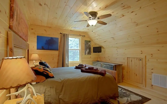 photo 4 of Taj's 3 Bedroom Cabin - 3 Br Cabin