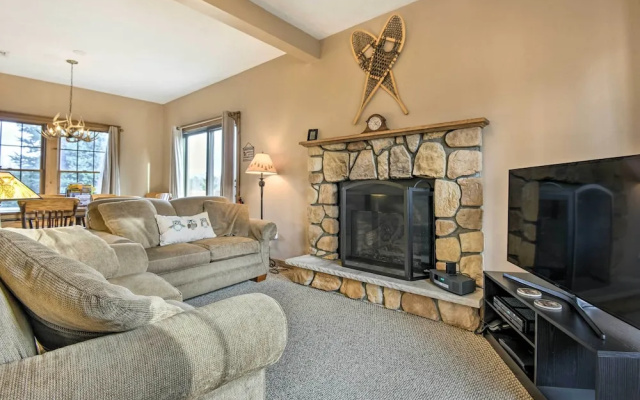 photo 2 of Tannersville Cozy Home w/ Deck, 1 Mi to Camelback!