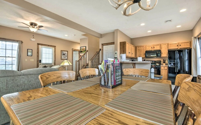 photo 3 of Tannersville Cozy Home w/ Deck, 1 Mi to Camelback!