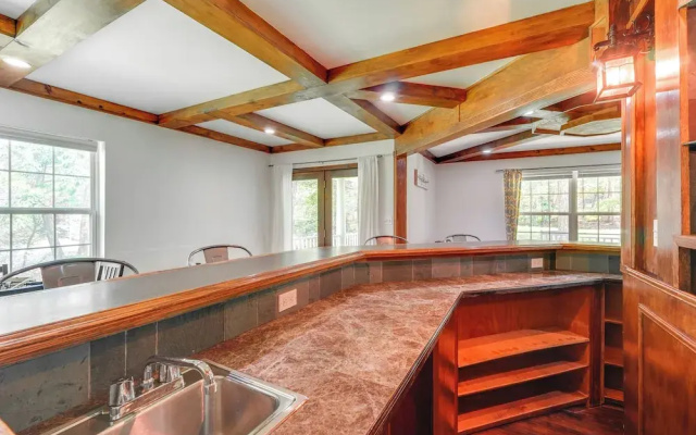 photo 2 of Tannersville House: Bar & Deck, 2 Mi to Ski Resort