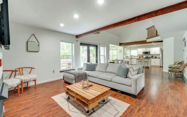 photo 4 of Tannersville House: Bar & Deck, 2 Mi to Ski Resort