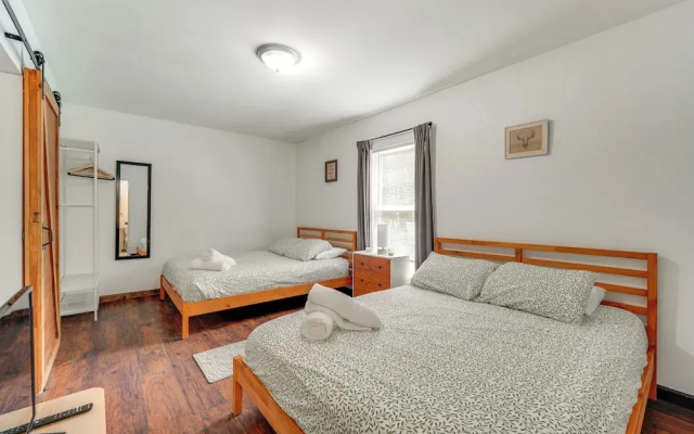 photo 5 of Tannersville House: Bar & Deck, 2 Mi to Ski Resort