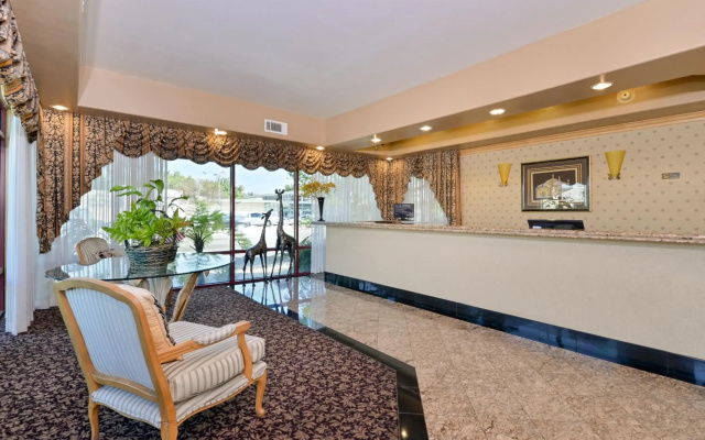 photo 2 of Tarzana Inn