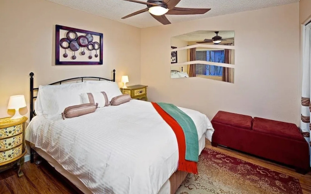 photo 2 of Tempe Escape · Prime Location, Sparkling Pool, Bbq, Tennis Court
