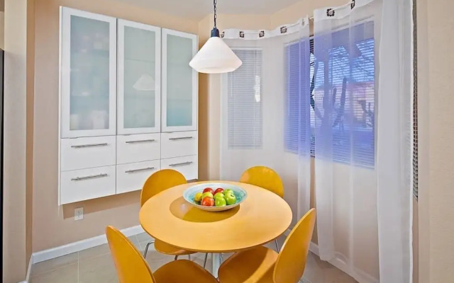 photo 3 of Tempe Escape · Prime Location, Sparkling Pool, Bbq, Tennis Court