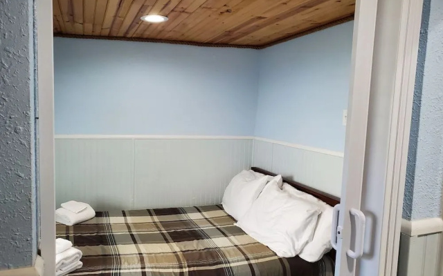 photo 3 of Nautical That One Apartment Near City Attractions by Redawning