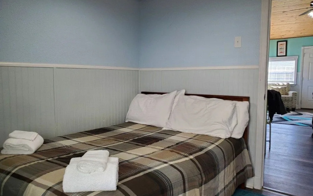 photo 4 of Nautical That One Apartment Near City Attractions by Redawning