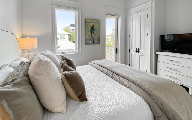 photo 3 of The At Rosemary Carriage House 1 Bedroom Villa by Redawning