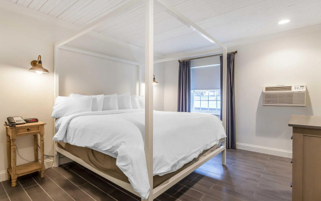 photo 3 of The Aurora Inn