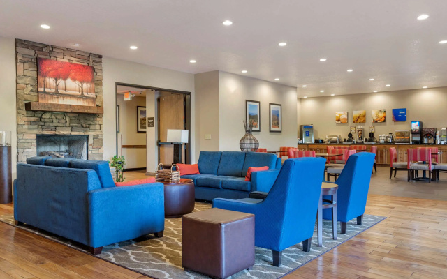 photo 2 of Comfort Inn & Suites Blue Ridge