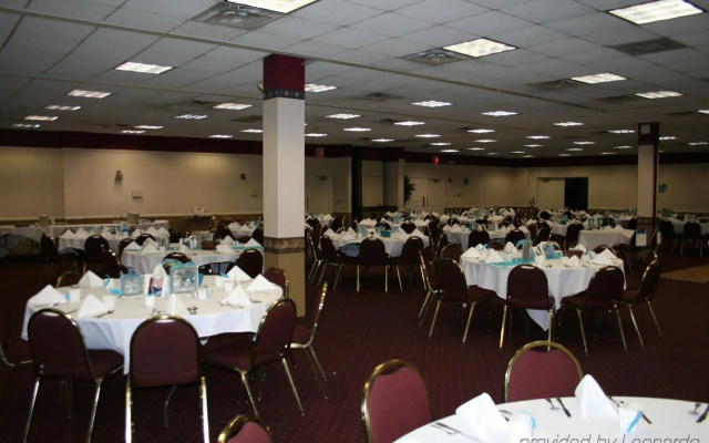 photo 2 of 韦斯特蒙特酒店及套房(Westmont Inn & Suites)
