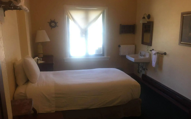 photo 4 of College Inn Hotel