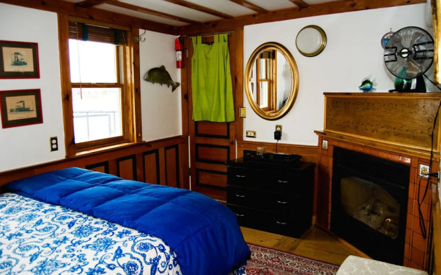 photo 4 of The Covington Houseboat