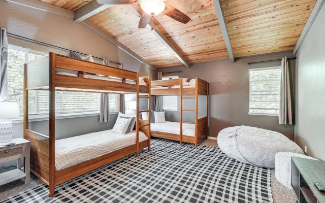 photo 5 of Arnold Family Cabin w/ Hot Tub, Arcade & Deck