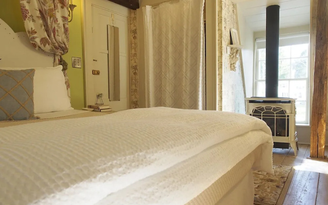 photo 4 of The Deacon & James Pharmacy B&B