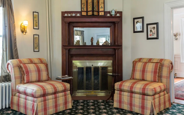 photo 2 of The Elmhurst Inn
