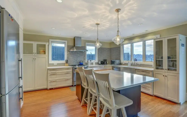 photo 4 of "the Fremont Lookout" W/ Deck & Gourmet Kitchen! 2 Bedroom Apts by Redawning