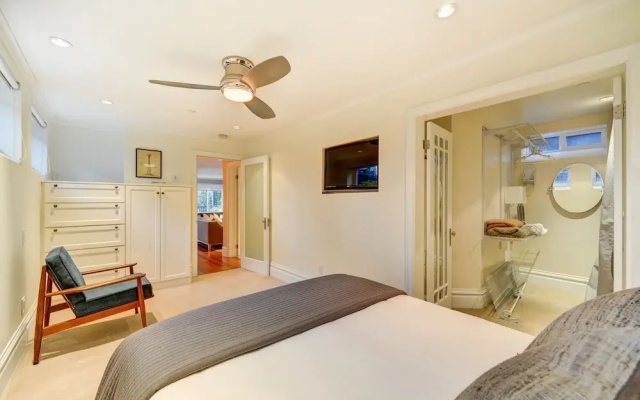 photo 5 of "the Fremont Lookout" W/ Deck & Gourmet Kitchen! 2 Bedroom Apts by Redawning