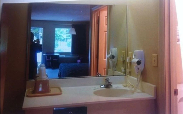 photo 5 of Gateway Inn