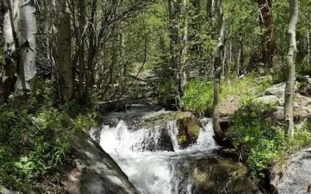 photo 2 of The Getaway,Hot Tub, AC, 2miles from RMNP
