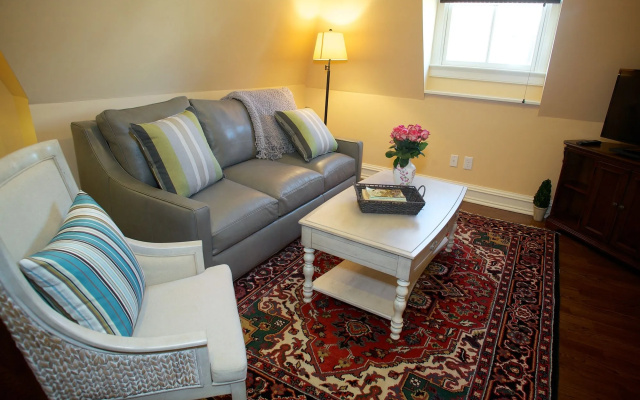photo 2 of Guesthouse at Norwalk Inn