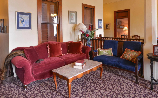 photo 2 of Nutt House Hotel