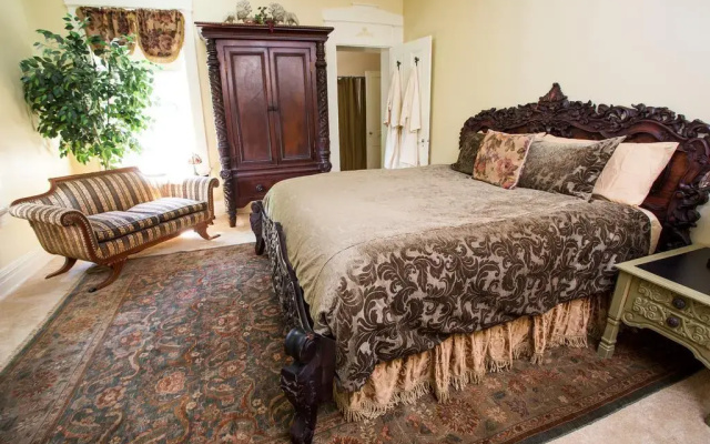 photo 3 of The Hollinger House