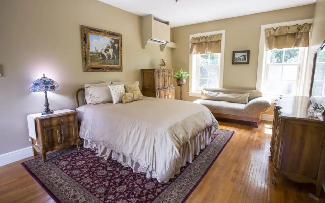 photo 4 of The Hollinger House