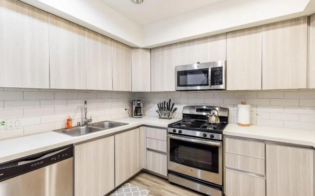 photo 3 of Heaven On Hollywood Boulevard Furnished Apartments